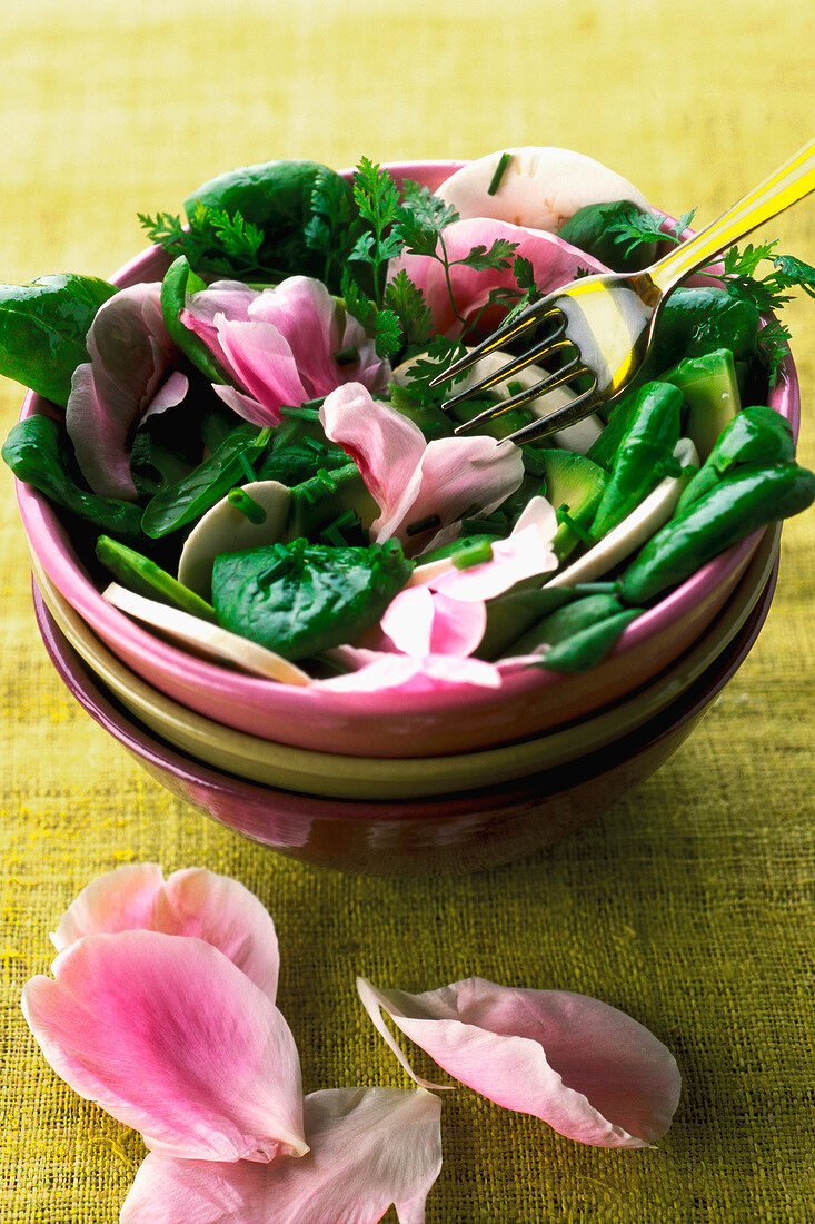 Spinach and raw mushroom salad with rose petals