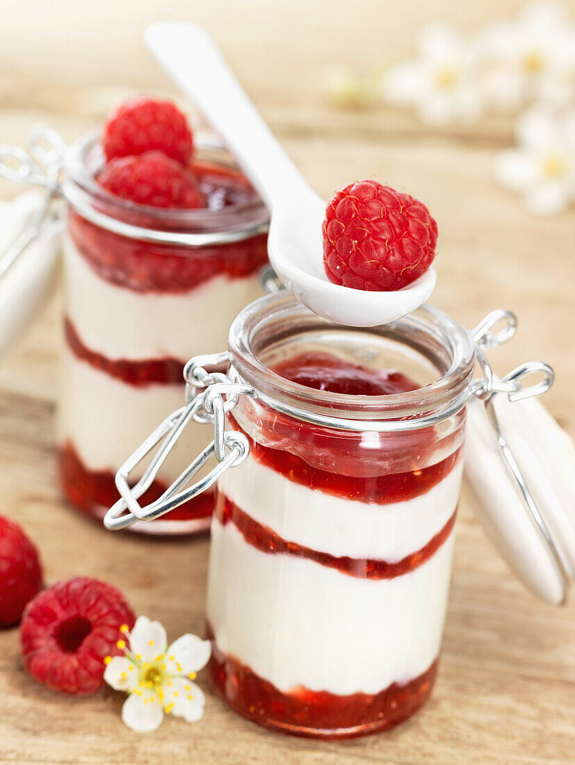 Individual jars of fromage blanc with raspberry puree