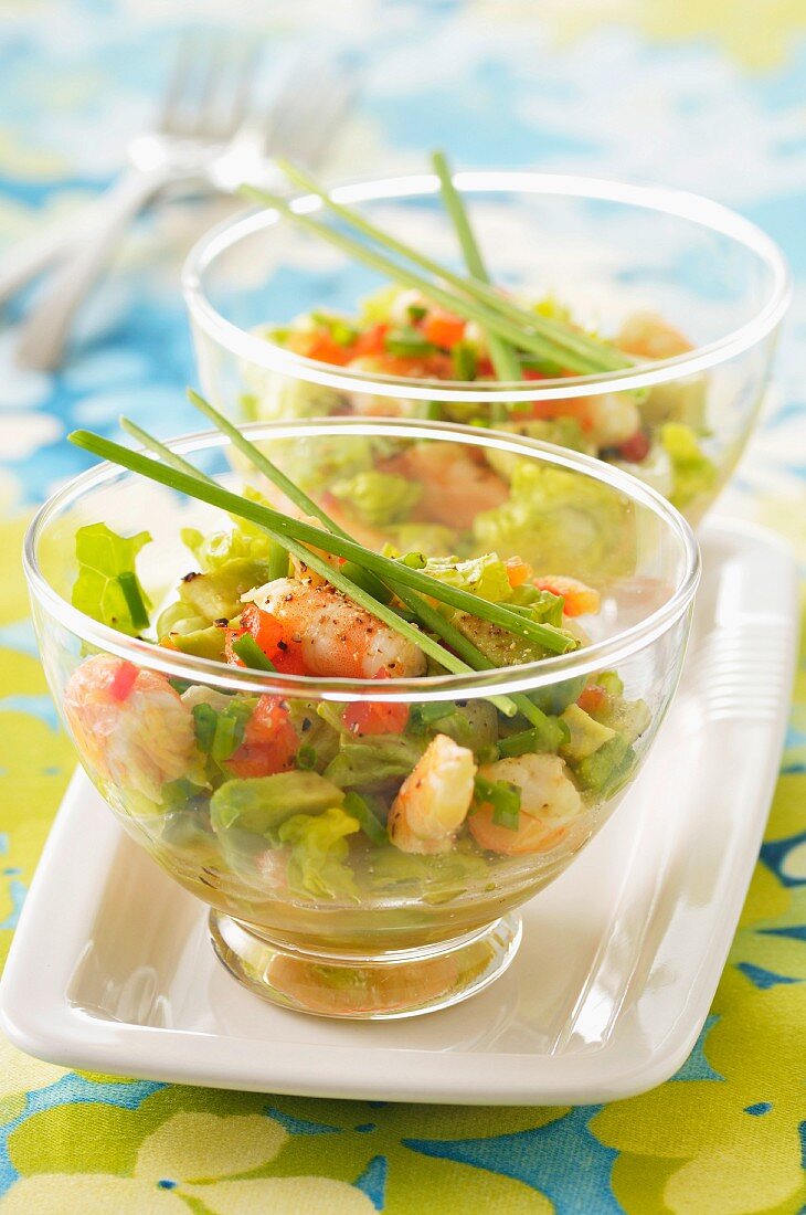 Salat mit Avocado, Shrimps, Schnittlauch und Mandarinen-Vinaigrette