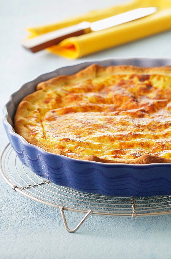 Quiche in einer blauen Porzellanform