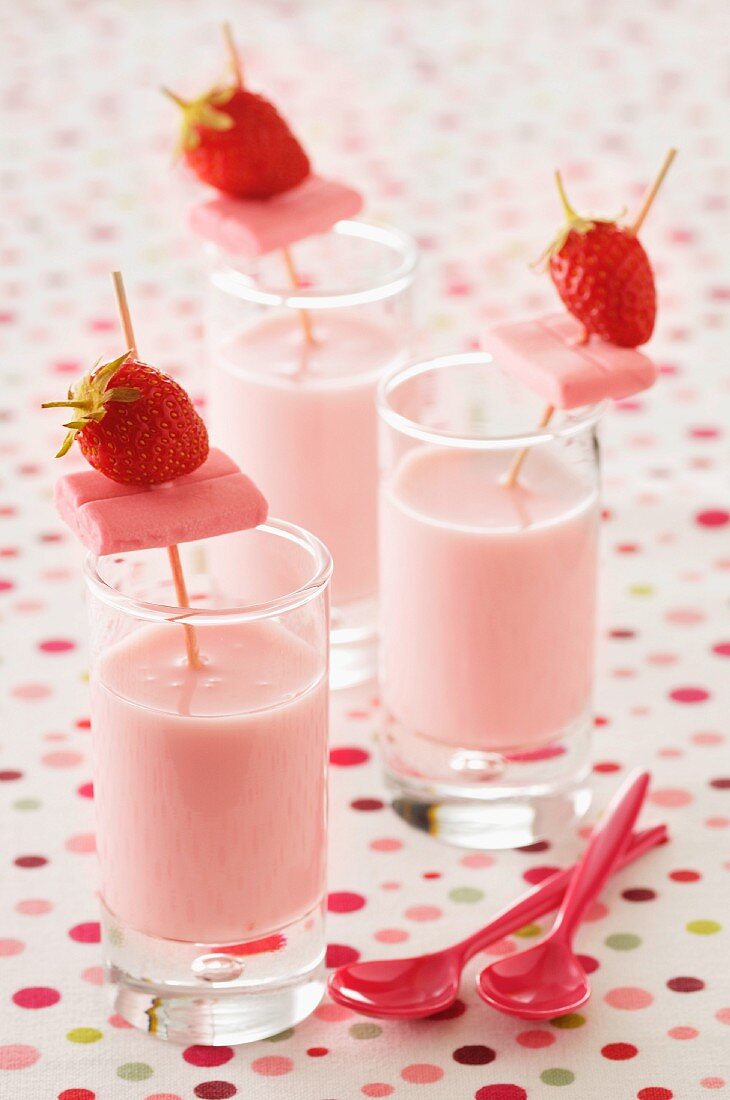 Erdbeermilch mit rosa Kaubonbons