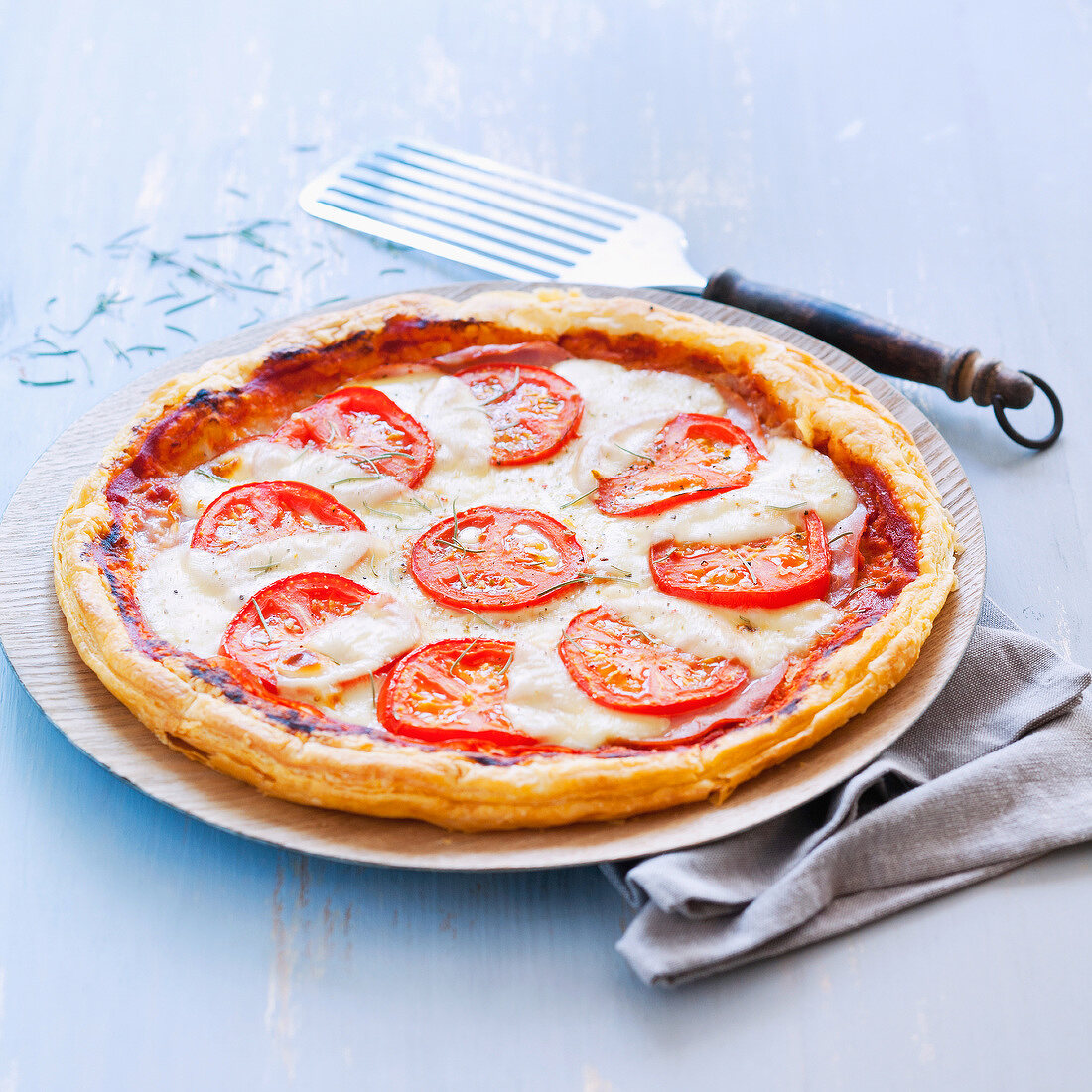 Tarte fine mit Tomaten, Mozzarella und Speck