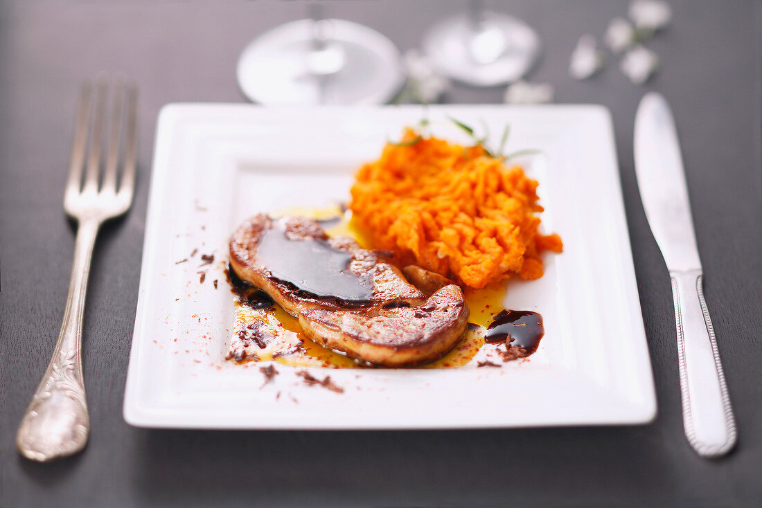 Gebratenes Foie-Gras-Schnitzel mit Schokoladensauce und Süsskartoffelpüree