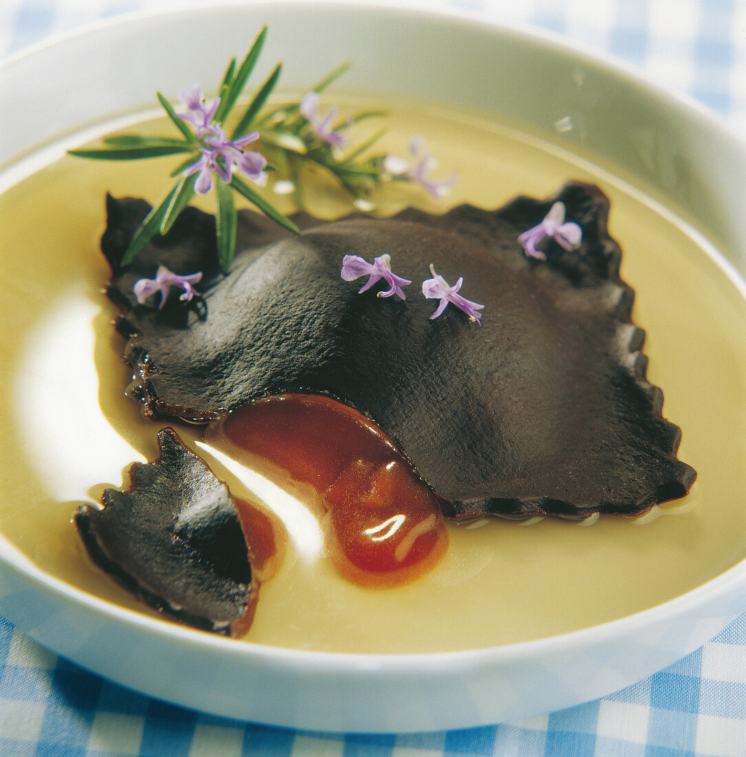 Süsser Kakao-Raviolo mit Karamellfüllung auf Englischer Creme mit Rosmarin