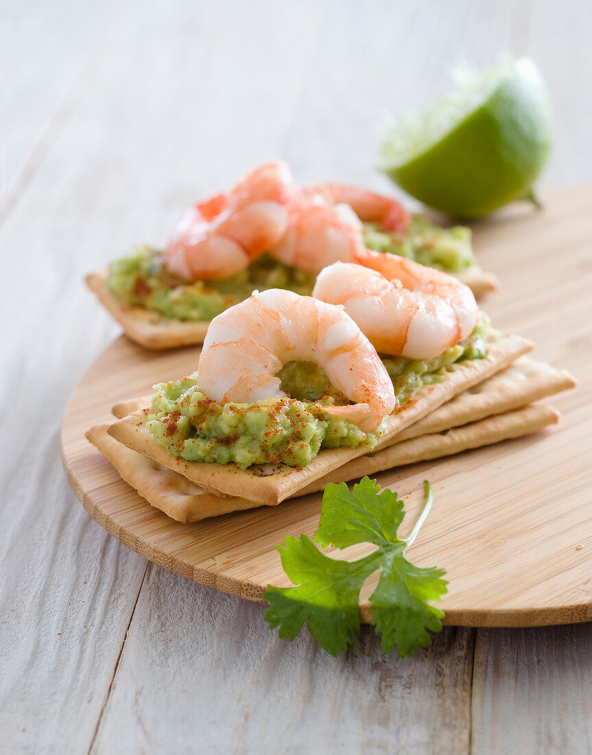 Cracker mit Guacamole und Shrimps