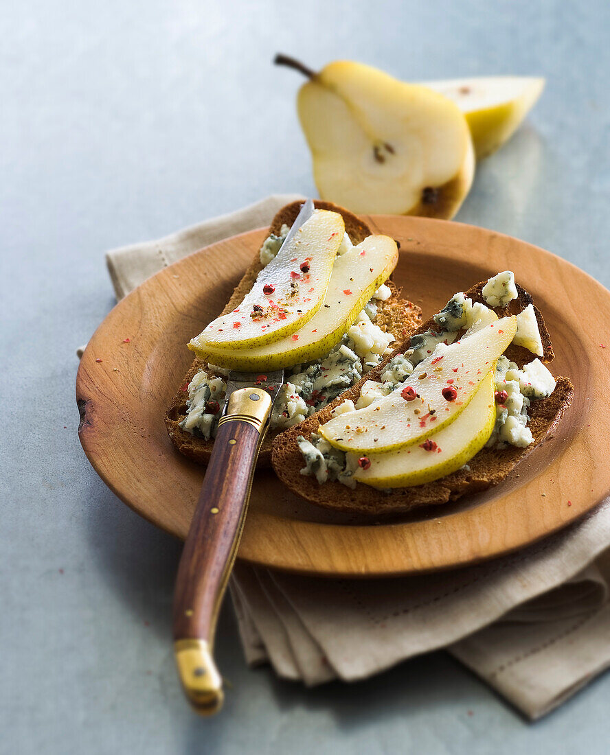 Roquefort-Bruschetta mit Birne