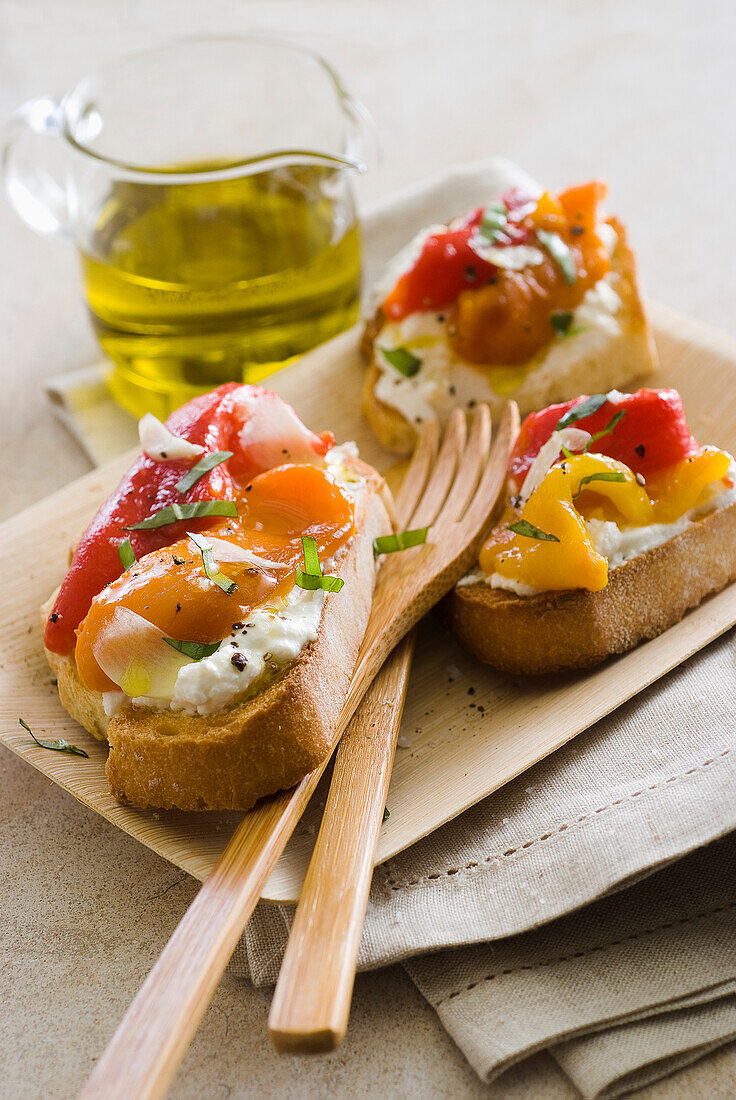 Bruschetta mit Ricotta und Paprikastreifen