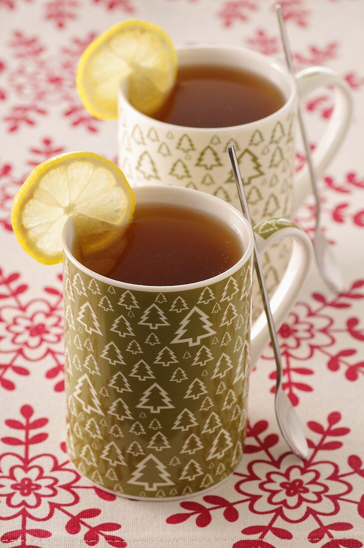 Zwei Tassen Tee mit Zitrone