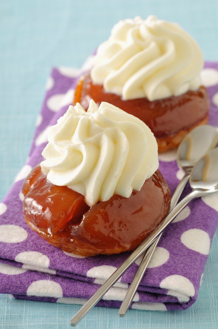 Mini Tarte Tatins mit Sahnehaube