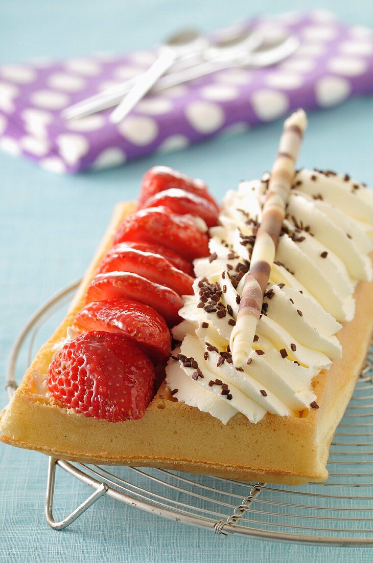 Waffel mit Schlagsahne und Erdbeeren