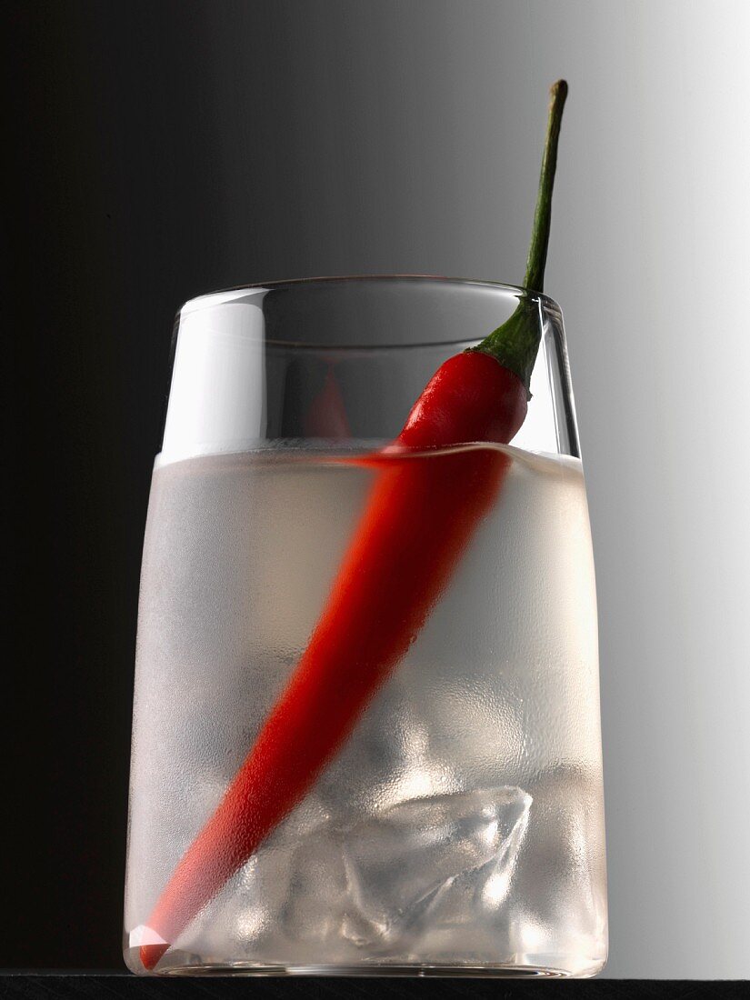 Cocktail mit Wodka und Pfefferschote