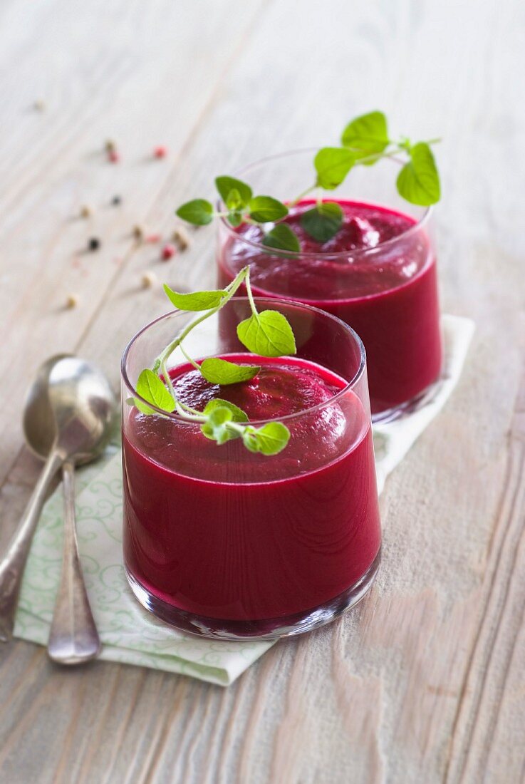 Kalte Rote-Bete-Suppe in Gläsern