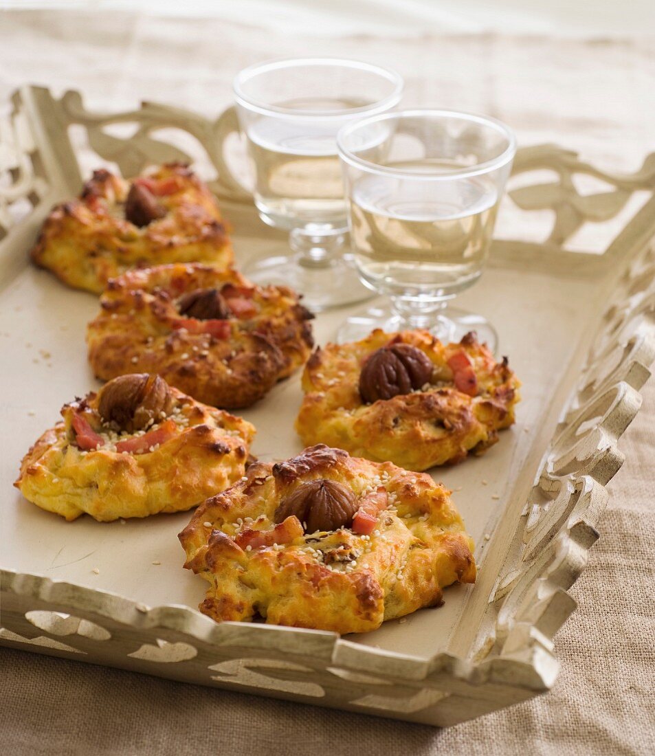 Gougères (Käse-Brandteiggebäck, Frankreich) mit Speck und Kastanien