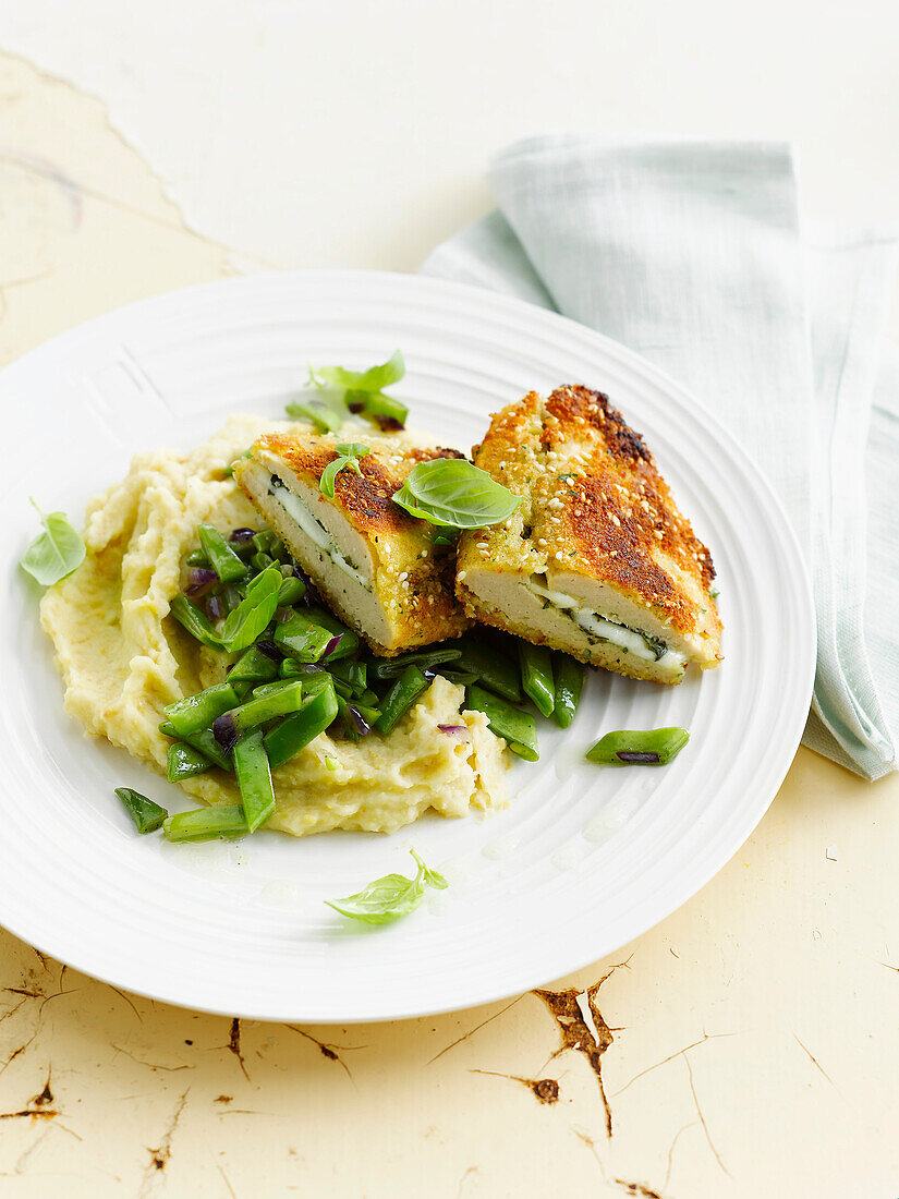 Escalope Cordon-bleu with mashed potatoes and green beans