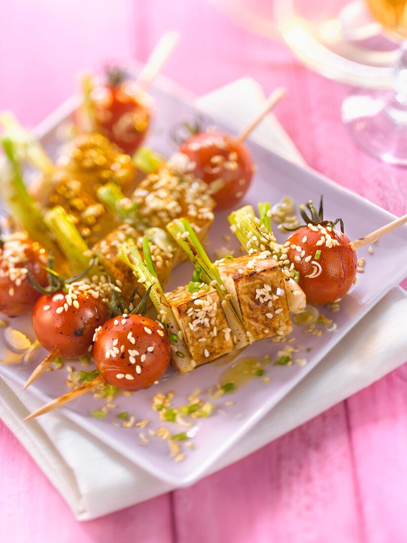 Tofu and cherry tomato brochettes with sesame seeds and soya sauce