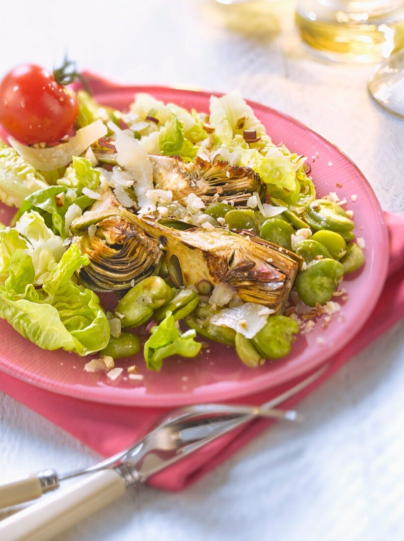 Gemüsepfanne mit violetten Artischocken, Saubohnen, Salatherzen und Parmesan