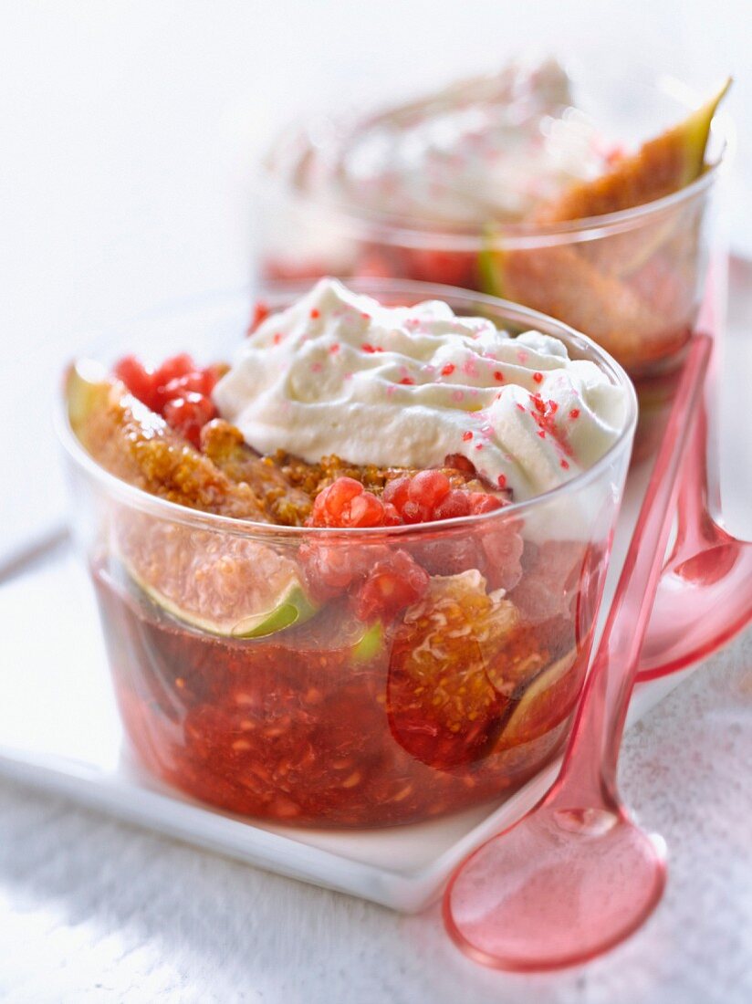 Mascarpone-Mousse mit Feigen und Himbeeren