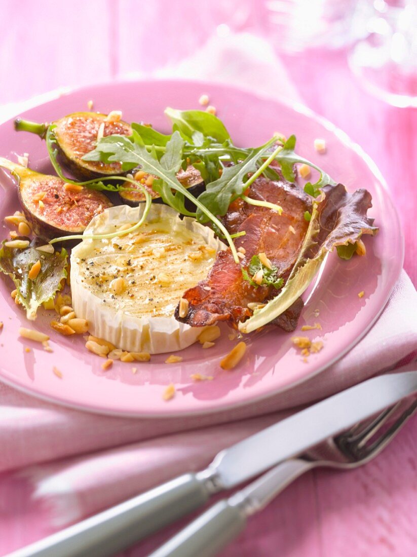 Gemischter Blattsalat mit warmem Rocamadour-Käse, Feigen und Räucherspeck