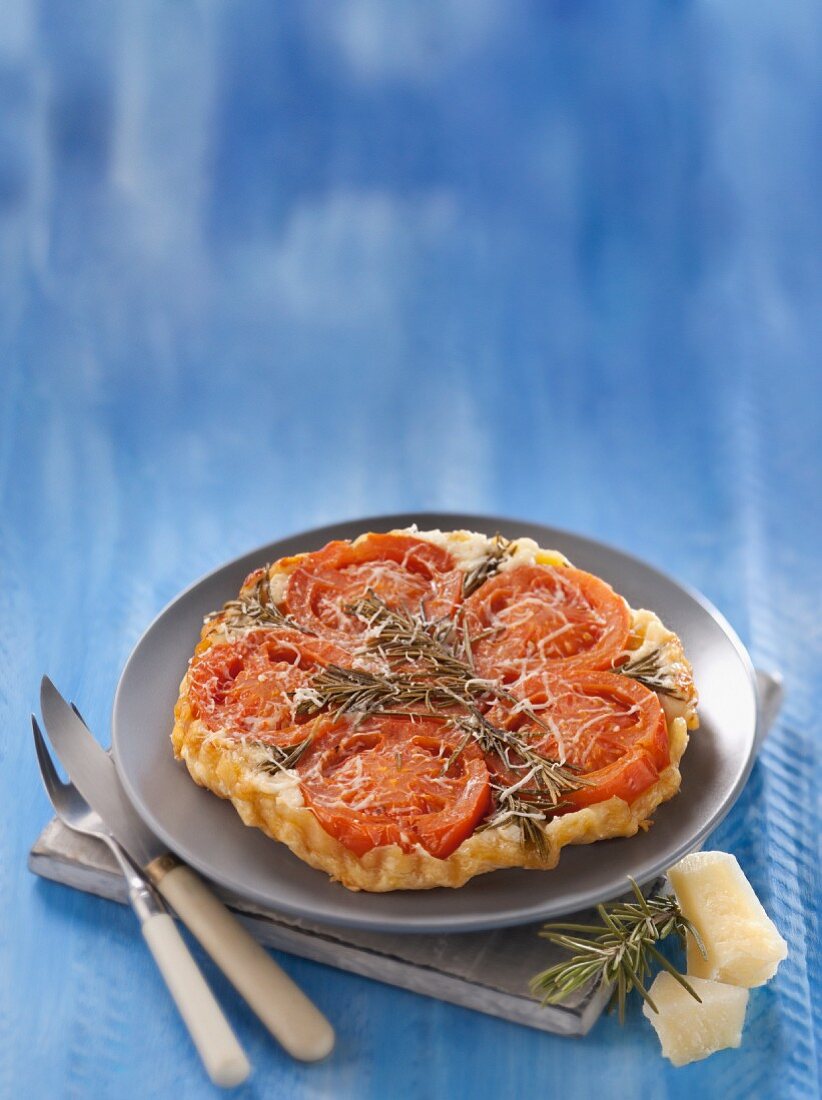 Herzhafte Tatin mit Tomaten, Pecorino-Käse und Rosmarin