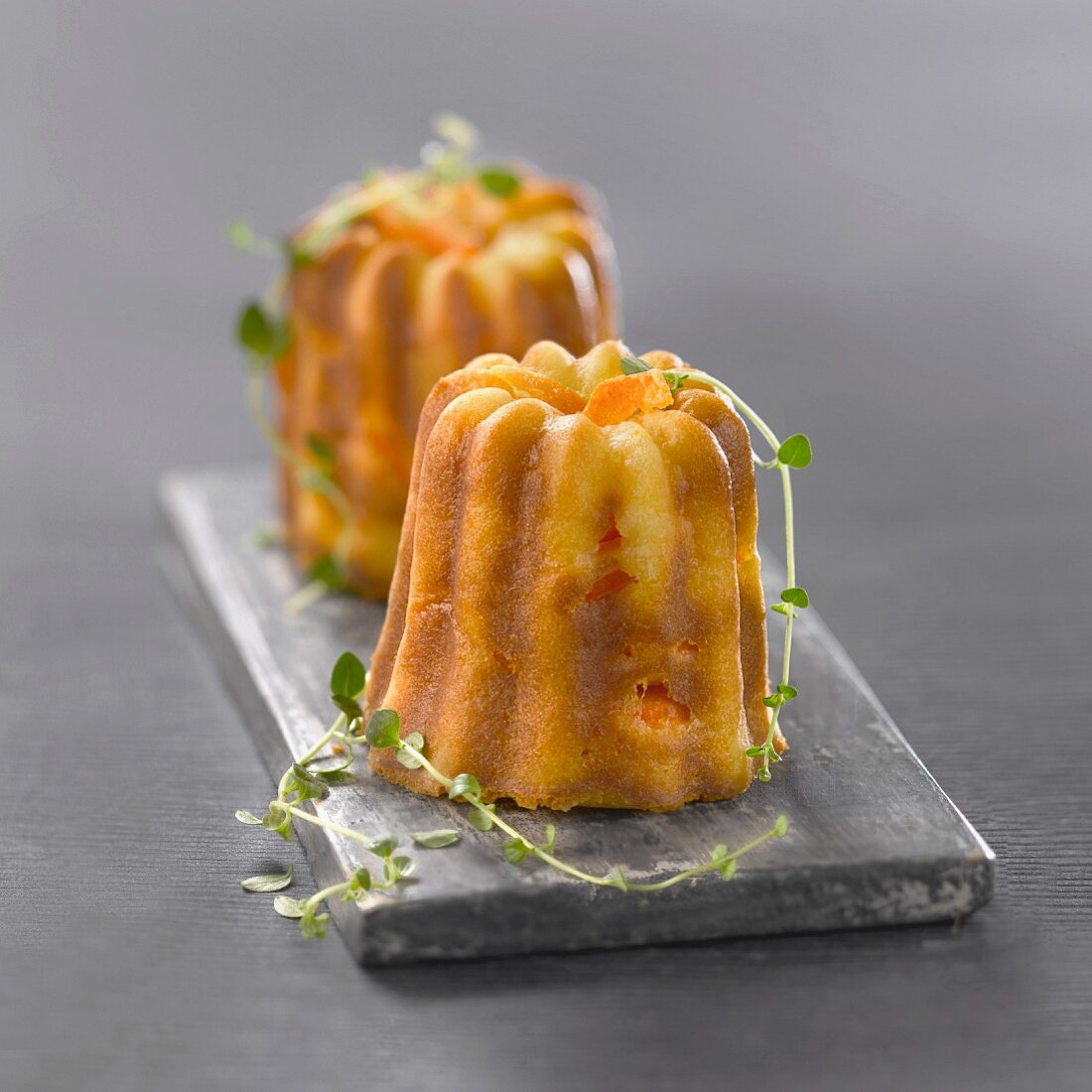 Cannelés mit kandierten Karotten mit Orange