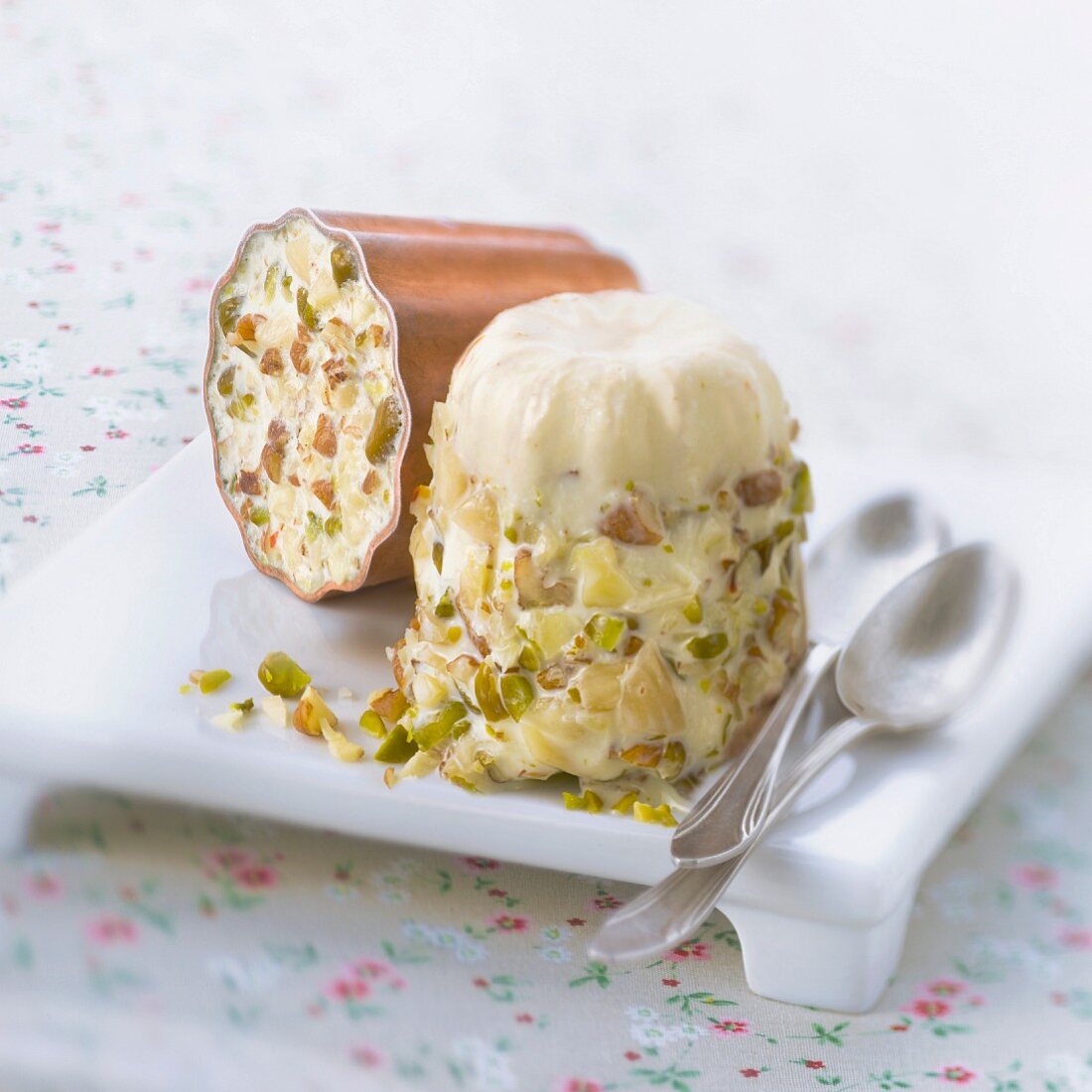 Geeiste Cannelés mit Trockenfrüchten und Gewürzen