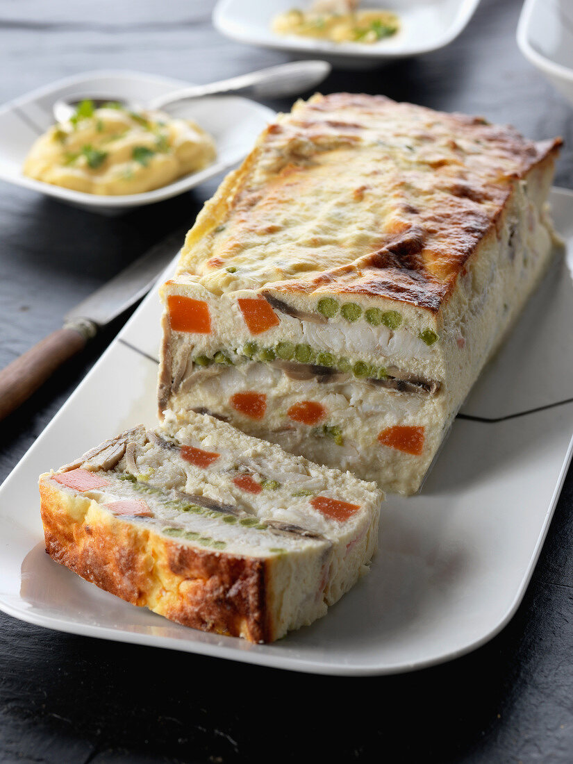 Fischterrine mit Wittling, Erbsen und Karotten