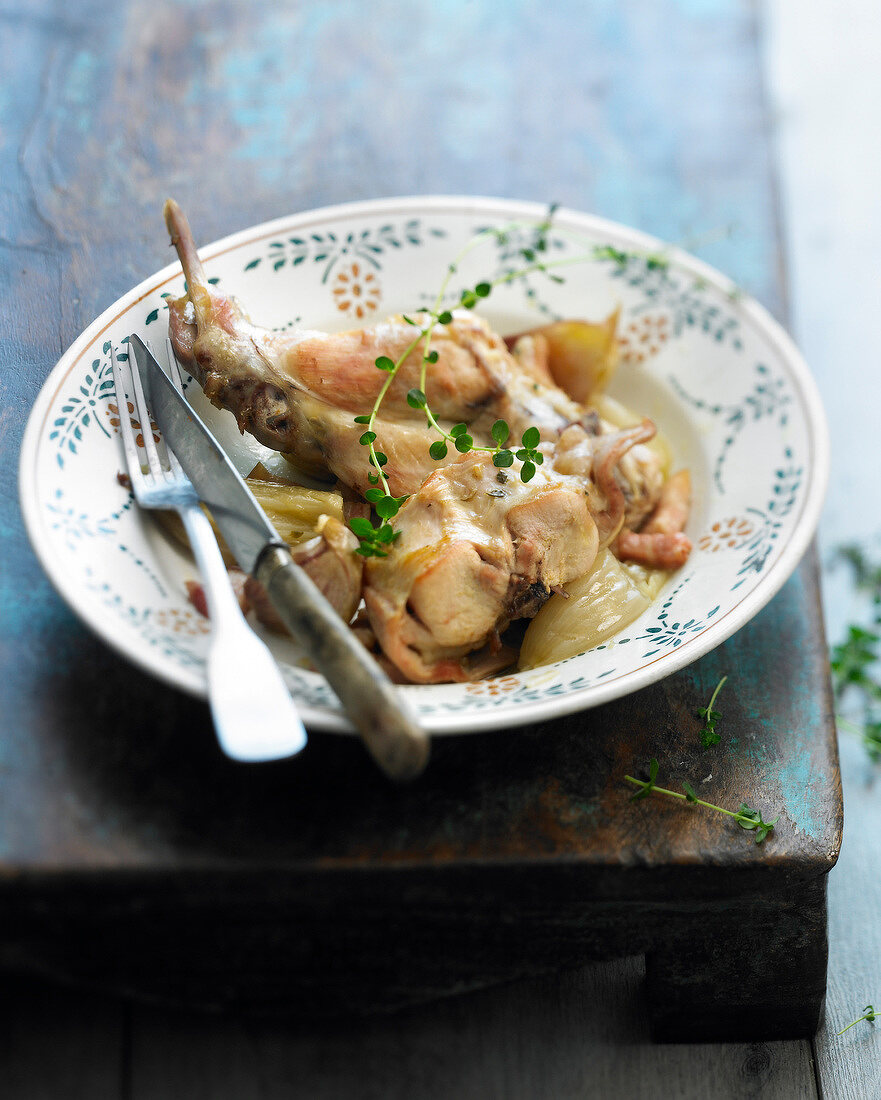 Kaninchenconfit mit Zwiebeln