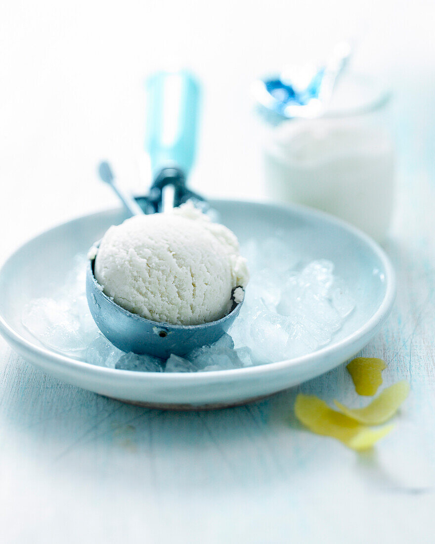 Lemon yoghurt ice cream