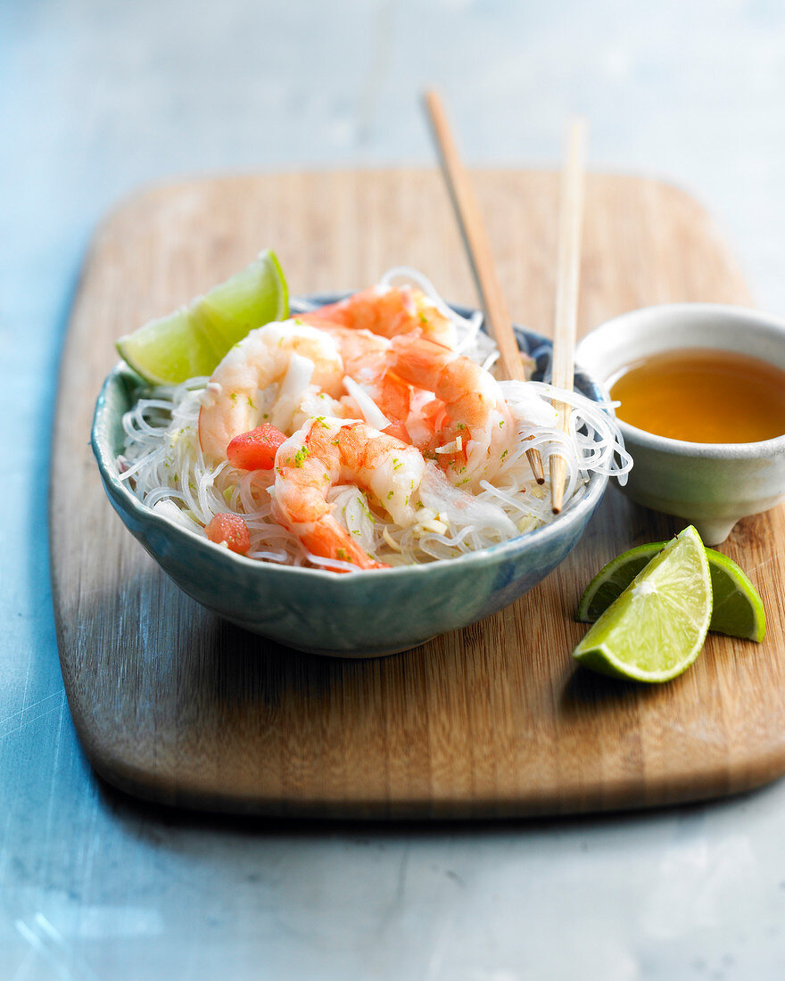 Nudelsalat mit Vermicelli und Garnelen (Asien)