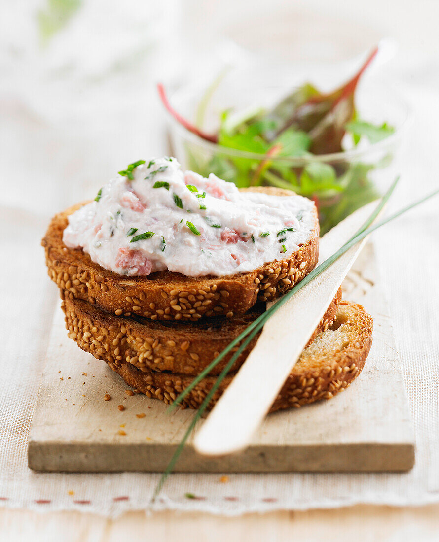 Röstbrot mit cremigem Schinkenaufstrich