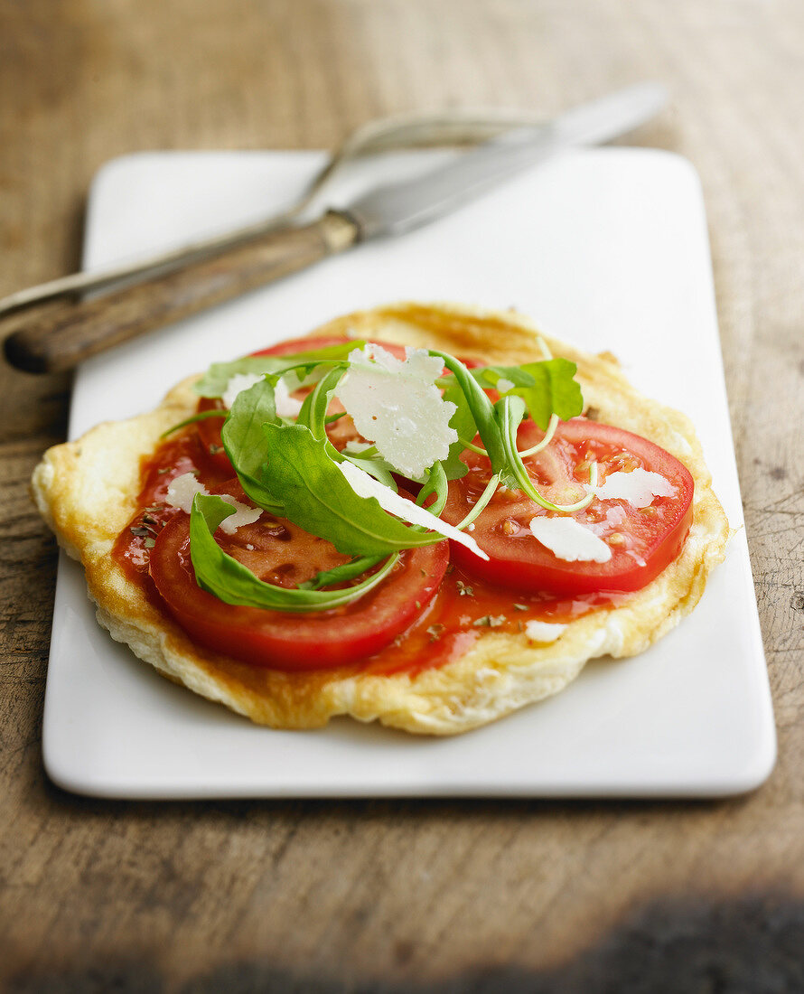 Omelette-pizza with tomatoes