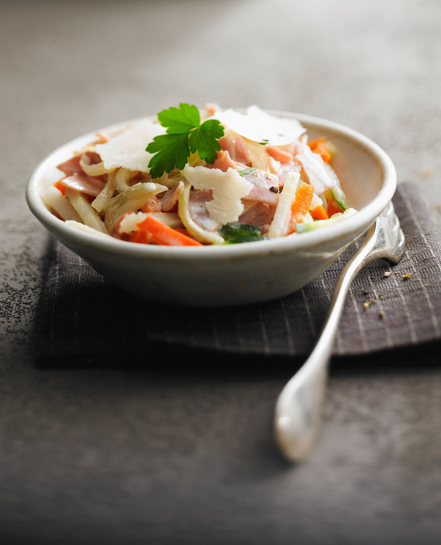 Salat mit Schinken und Gemüsestreifen