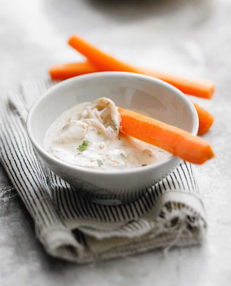 Karottensticks mit Dip aus Joghurt, Sesam und Zwiebeln