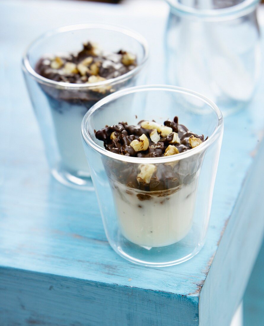 Frozen Joghurt mit Brownie Topping im Glas