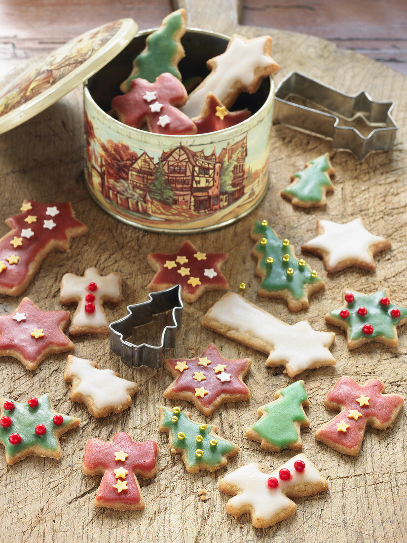 Bunte Butterplätzchen mit Glasur (weihnachtlich)