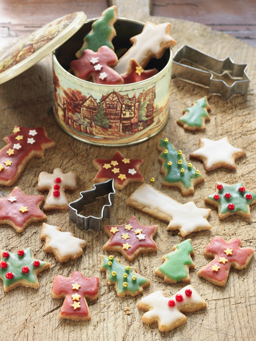 Colourful butter biscuits with icing sugar (Christmas)