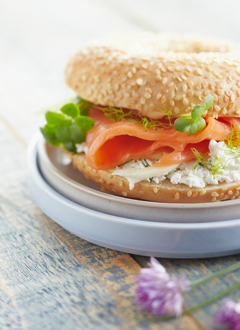 Bagel-Sandwich mit Räucherlachs und Frischkäse