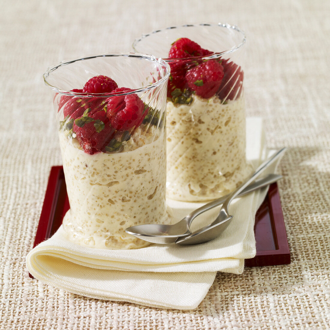 Vanille-Quinoa mit Pistazien und Himbeeren, in Gläsern serviert