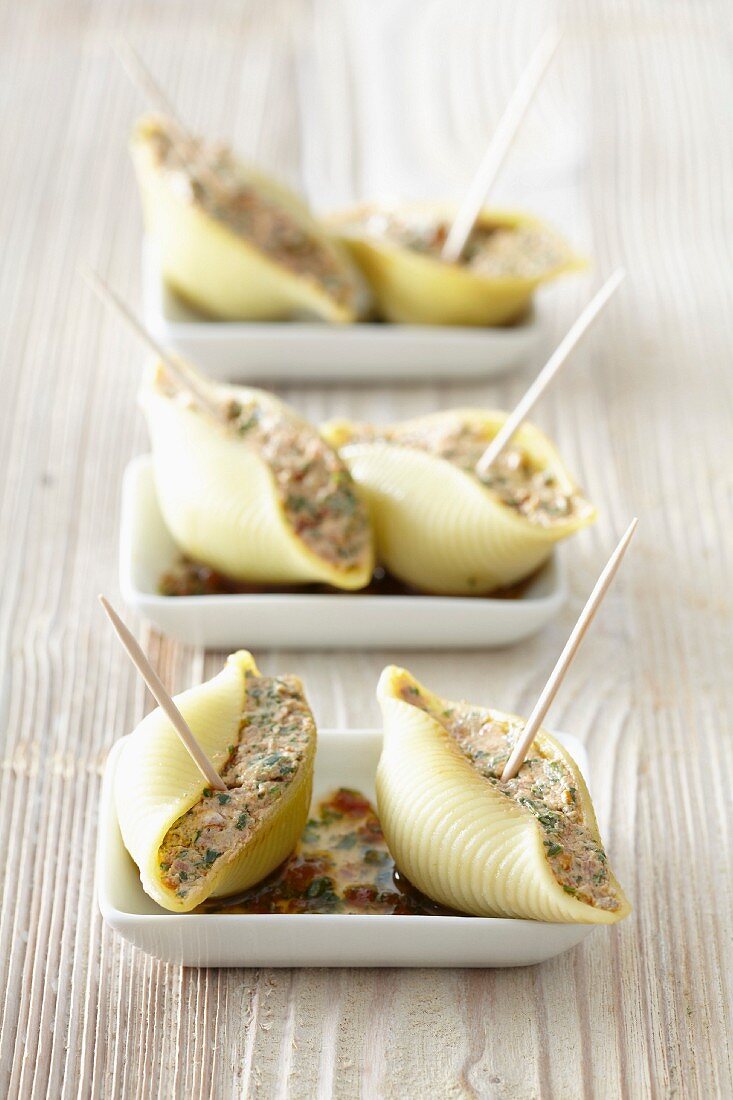 Conchiglie stuffed with fromage frais, sun-dried tomatoes and rocket lettuce