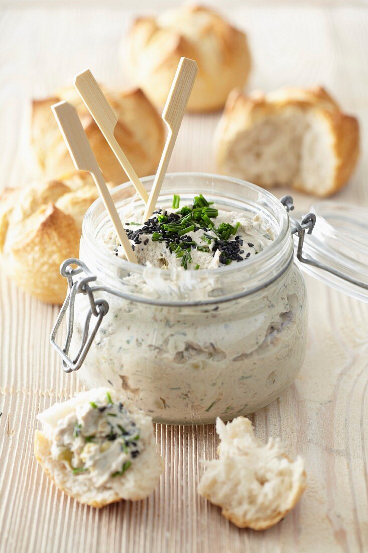 Rillettes mit Sardinen, Frischkäse und grünen Oliven