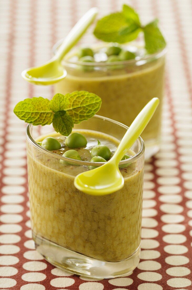 Erbsen-Gazpacho mit Pfefferminze