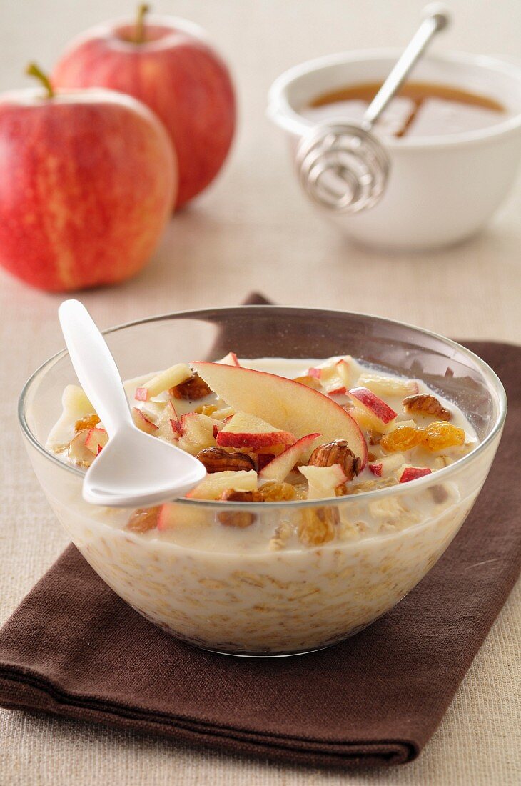 Müsli mit Apfel, Trockenfrüchten und Honig