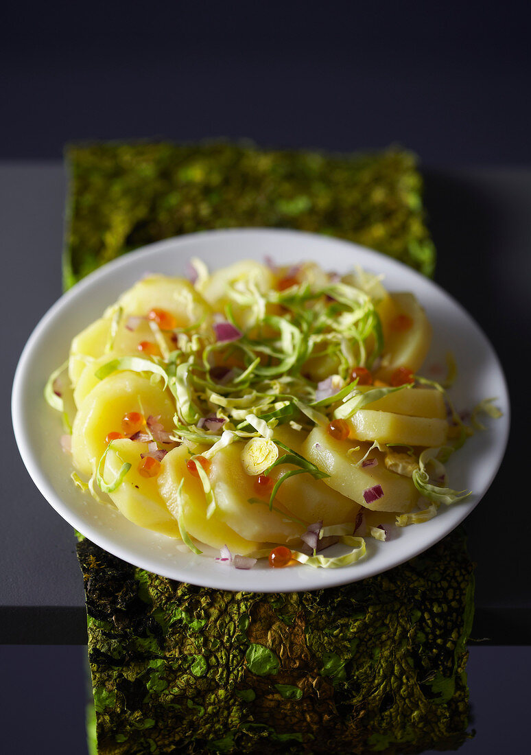 Lauwarmer Kartoffelsalat mit rohen Rosenkohlstreifen