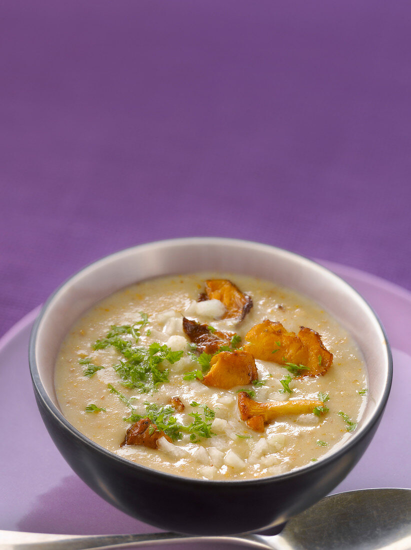 Creamy chanterelle soup with pears