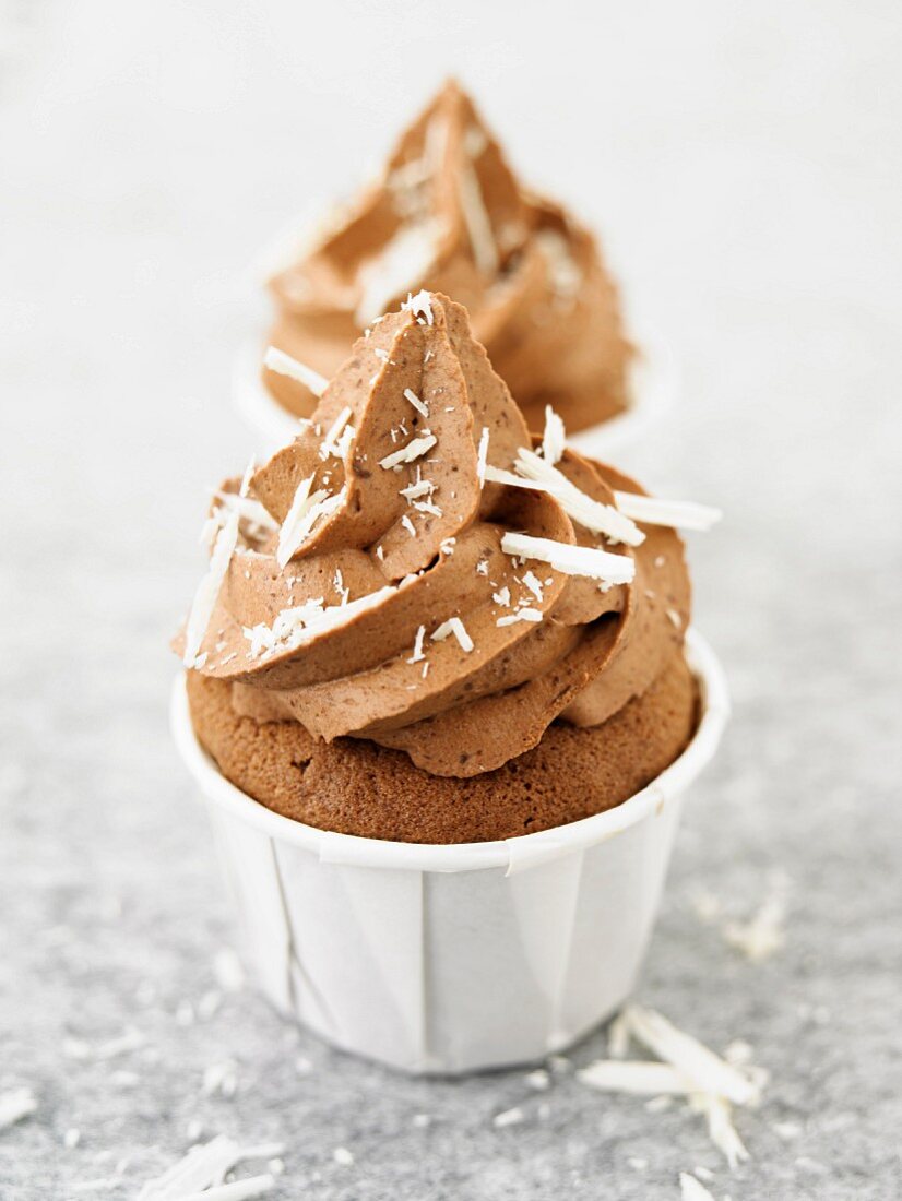 Schokoladen-Cupcakes mit weissen Schokoraspeln
