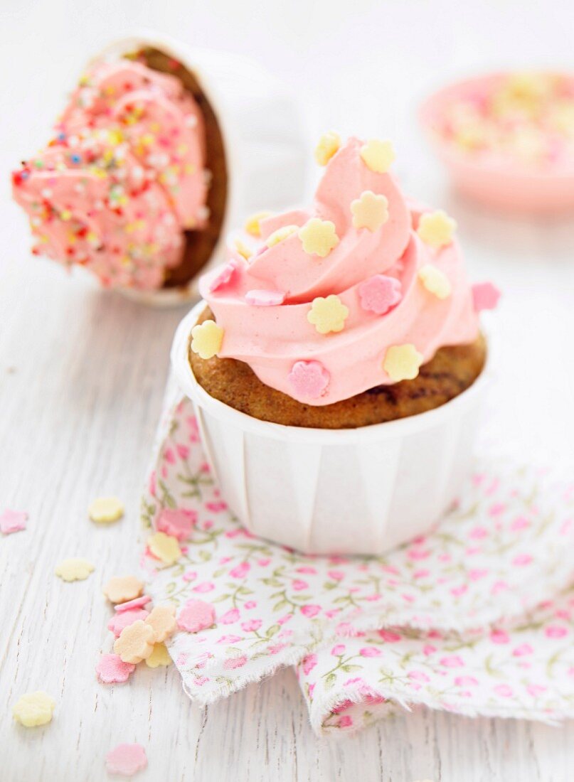 Cupcakes mit Rosen und mit Erdbeermousse