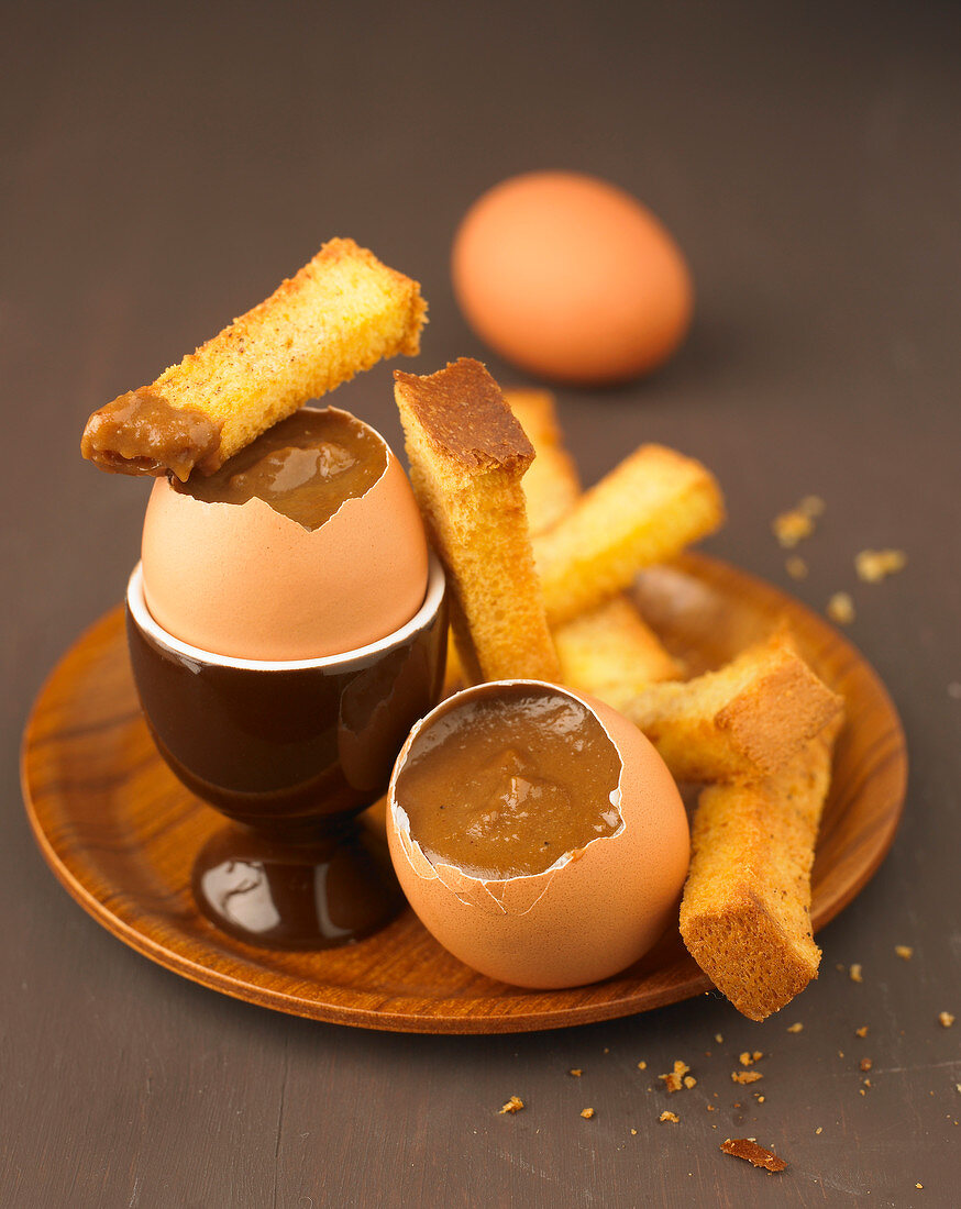 Almond-flavored chocolate eggs with brioche fingers