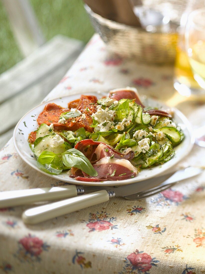 Salat mit roher Zucchini, Ricotta, Basilikum, geräucherter Entenbrust und eingelegten Tomaten