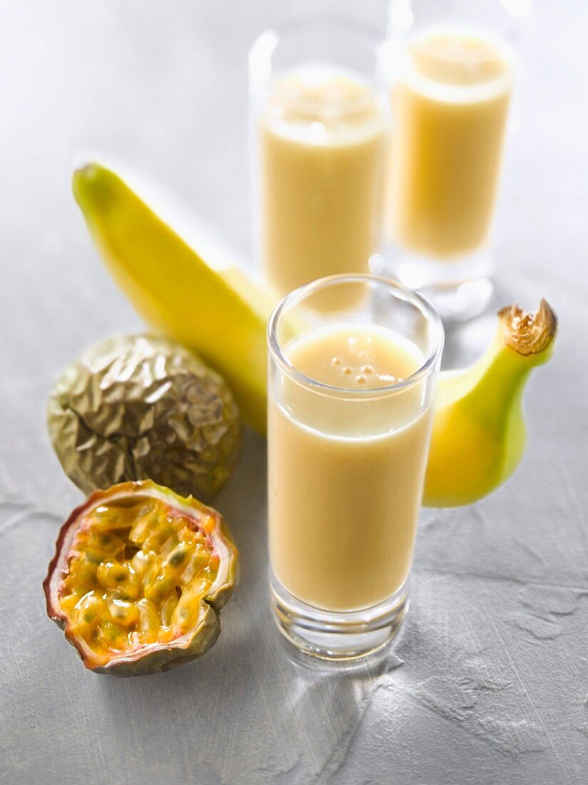 Banana-passionfruit smoothies