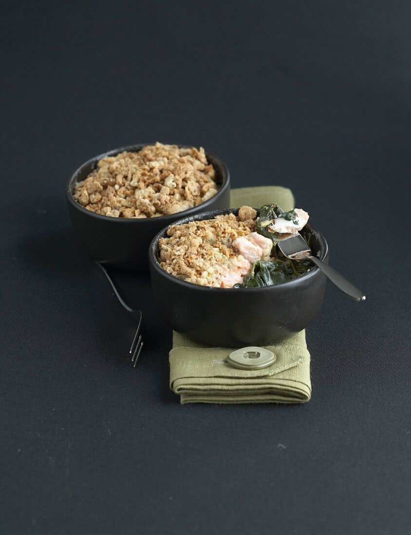 Salmon-spinach savoury crumble